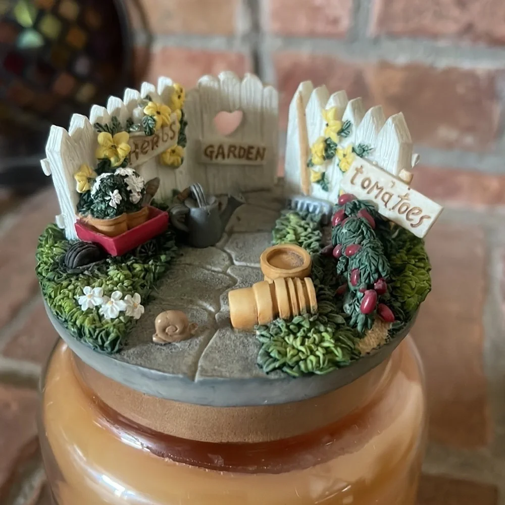 Empire Richly Scented Vanilla Jar Candle w/ Garden Themed Resin Topper